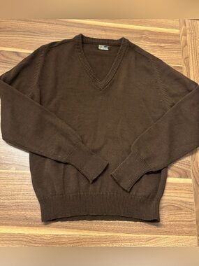 VINTAGE Chocolate Brown JCPenney v-neck acrylic sweater in a L